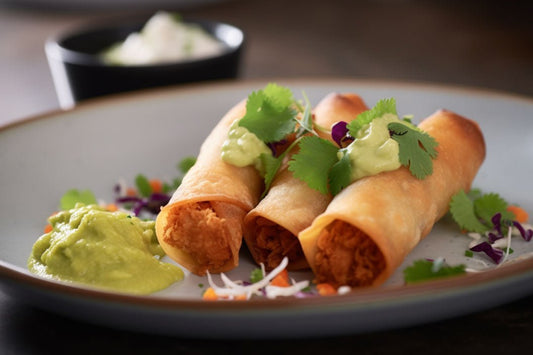 Flautas de poulet croustillant avec sauce à l'avocat épicé
