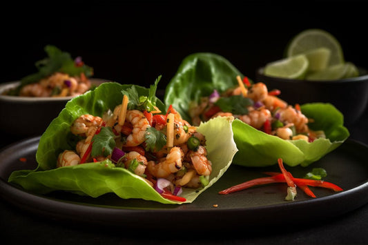 Enveloppe de laitue aux crevettes avec une vinaigrette à la chaux piquante